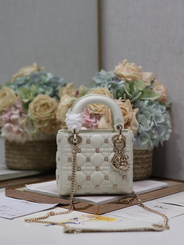 Lady Dior   Sunflower WhiteThree grid sheepskin chain shoulder strapThis handbag embodies Dio rs profound insight into elegance and beauty Crafted