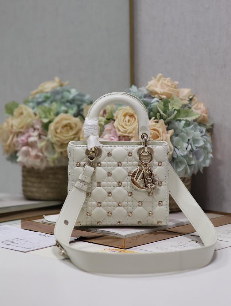 Lady Dior   Sunflower WhiteFour grid sheepskin badge wide shoulder strapThis handbag embodies Dio rs profound insight into elegance and beauty Cra