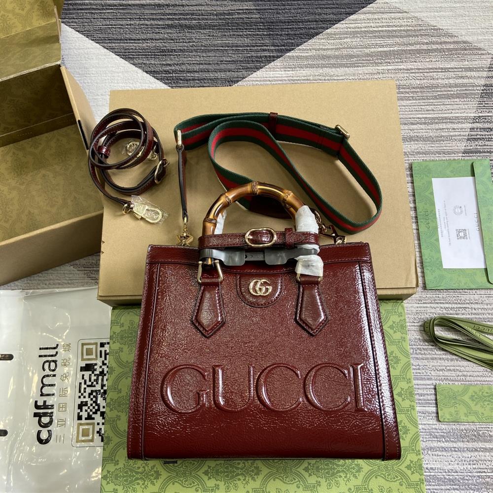 Accompanied by a complete set of packaging the new Gucci Diana series small tote bag features a wine red color scheme that injects a soft and elega