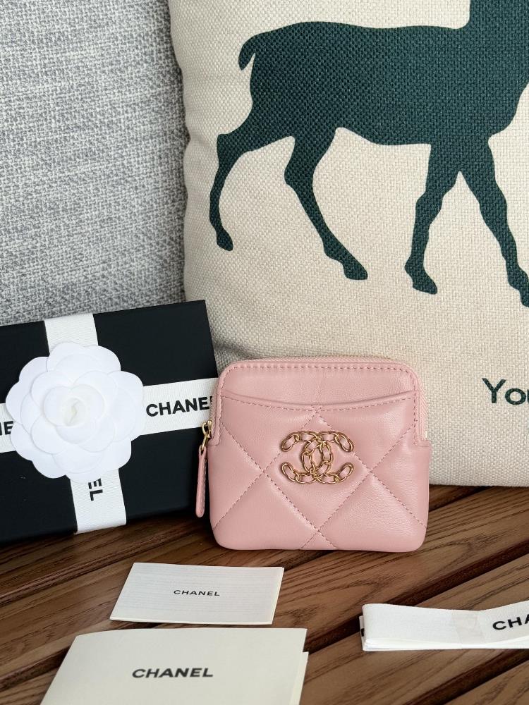 A practical zero wallet for Chanels new products upon arrivalMade of sheepskin simple and elegantThe small and cute mini bag is so beautiful to hold