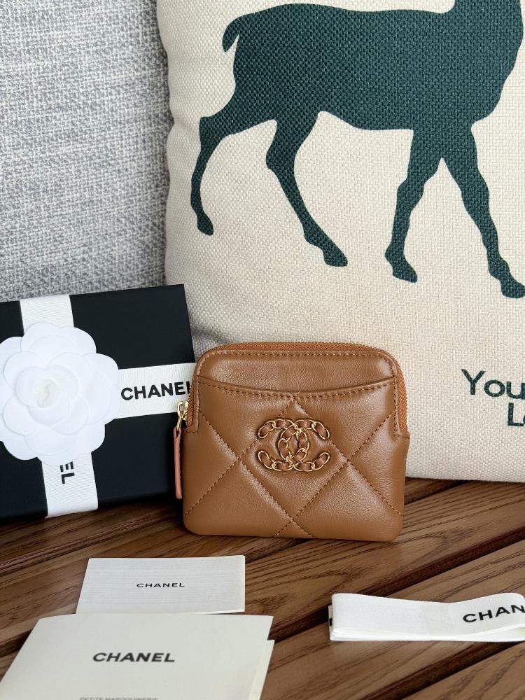 A practical zero wallet for Chanels new products upon arrivalMade of sheepskin simple and elegantThe small and cute mini bag is so beautiful to hold