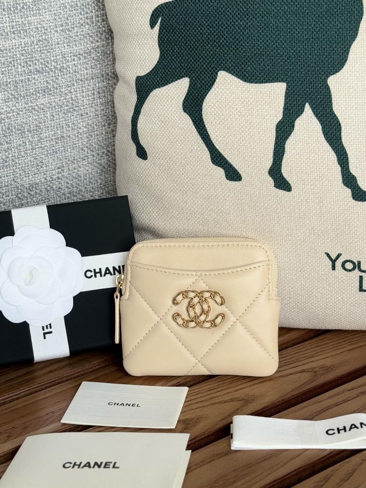 A practical zero wallet for Chanels new products upon arrivalMade of sheepskin simple and elegantThe small and cute mini bag is so beautiful to hold