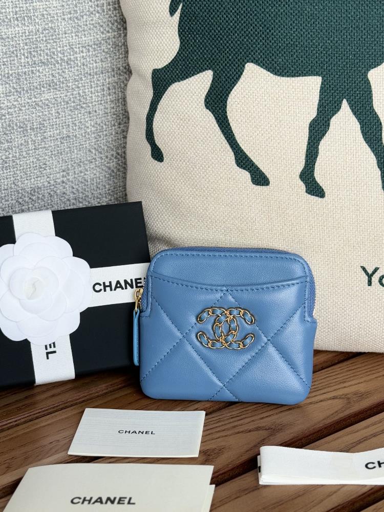 A practical zero wallet for Chanels new products upon arrivalMade of sheepskin simple and elegantThe small and cute mini bag is so beautiful to hold