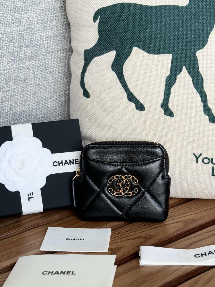 A practical zero wallet for Chanels new products upon arrivalMade of sheepskin simple and elegantThe small and cute mini bag is so beautiful to hold