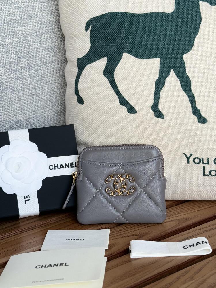 A practical zero wallet for Chanels new products upon arrivalMade of sheepskin simple and elegantThe small and cute mini bag is so beautiful to hold