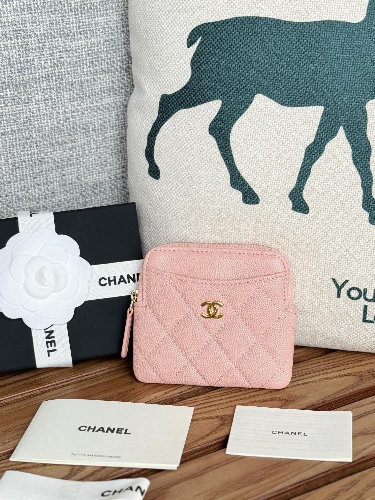 A practical zero wallet for Chanels new products upon arrivalGrandma Xiangs wallet made of cowhide simple and elegantThe small and cute mini bag i