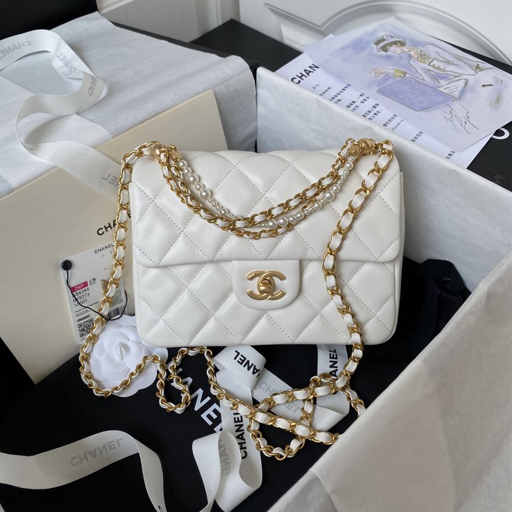 Chanel SpringSummer Collection 24P Pearl Chain Mini AS4384 Pearl Chain Paired with Overall Black and Gold Color for Elegant and Noble Appearance Thi