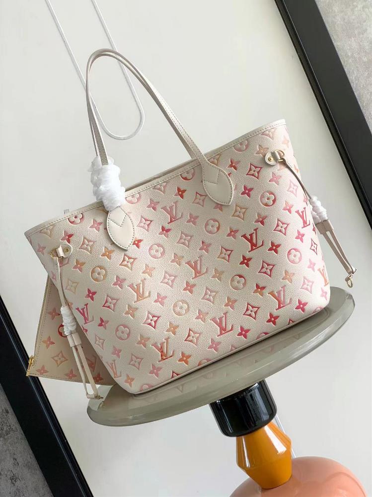M45686 M45685 Strawberry Full Skin EmbossingThe Neverfull medium size shopping bag features a fresh fabric lining and vintage details inspired by arch