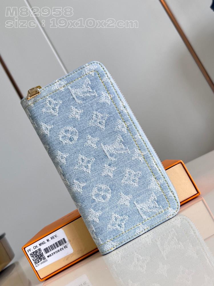 Top of the line original exclusive shot of M82958 White Flower This zippy wallet is reinterpreted with Monogram jacquard denim fabric using weaving t