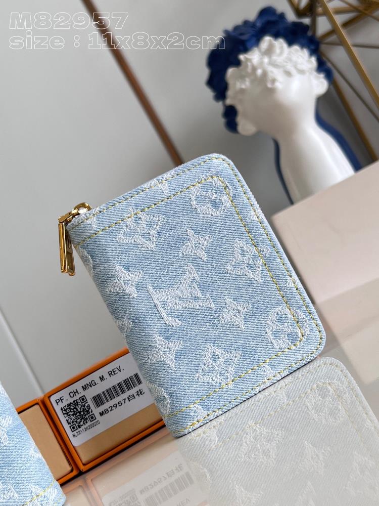 Top of the line original exclusive shot M82957 White Flower This Zippy Zero Wallet is made of Monogram jacquard denim fabric adorned with matching ca