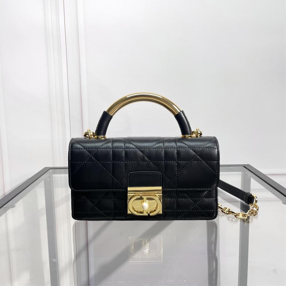 Mini Dior Ange handbag with black cowhide leather and oversized rattan patternNumber M4401UNMZM900This Dior Ange handbag is a new addition to the 202