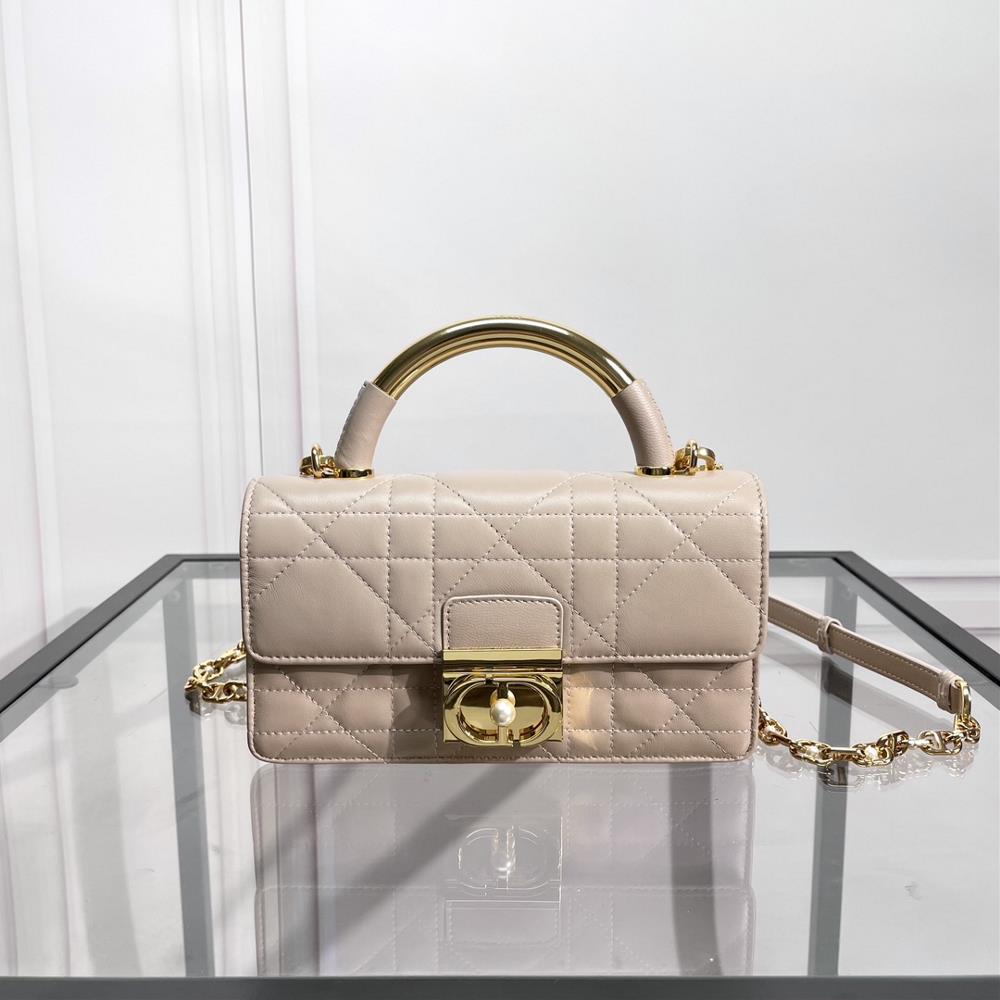 Mini Dior Ange handbag with pink cowhide leather and oversized rattan patternNumber M4401UNMZM900This Dior Ange handbag is a new addition to the 2024