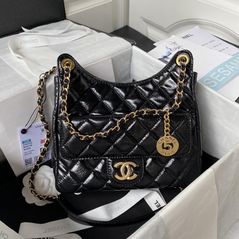 The Medium Chanel23BAS4322 Oil Wax Leather Hobo Stable Shoulder Bag has the highest attention to the ceiling of the bag The glossy oil wax leather s