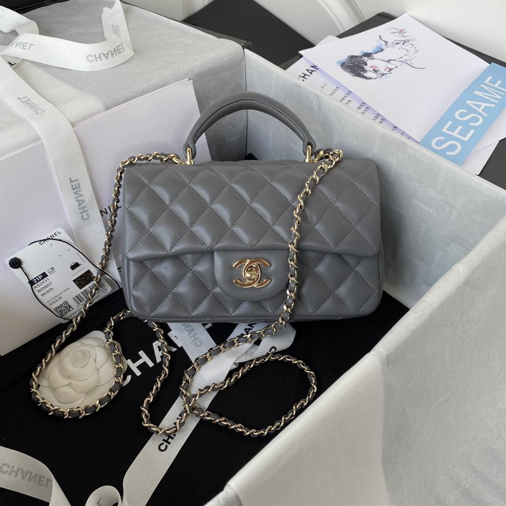 The latest Mini CF handle handbag from the shallow gold Chanel 21K AS2431 features a classic diamond shaped flap with exquisite classic chains paire