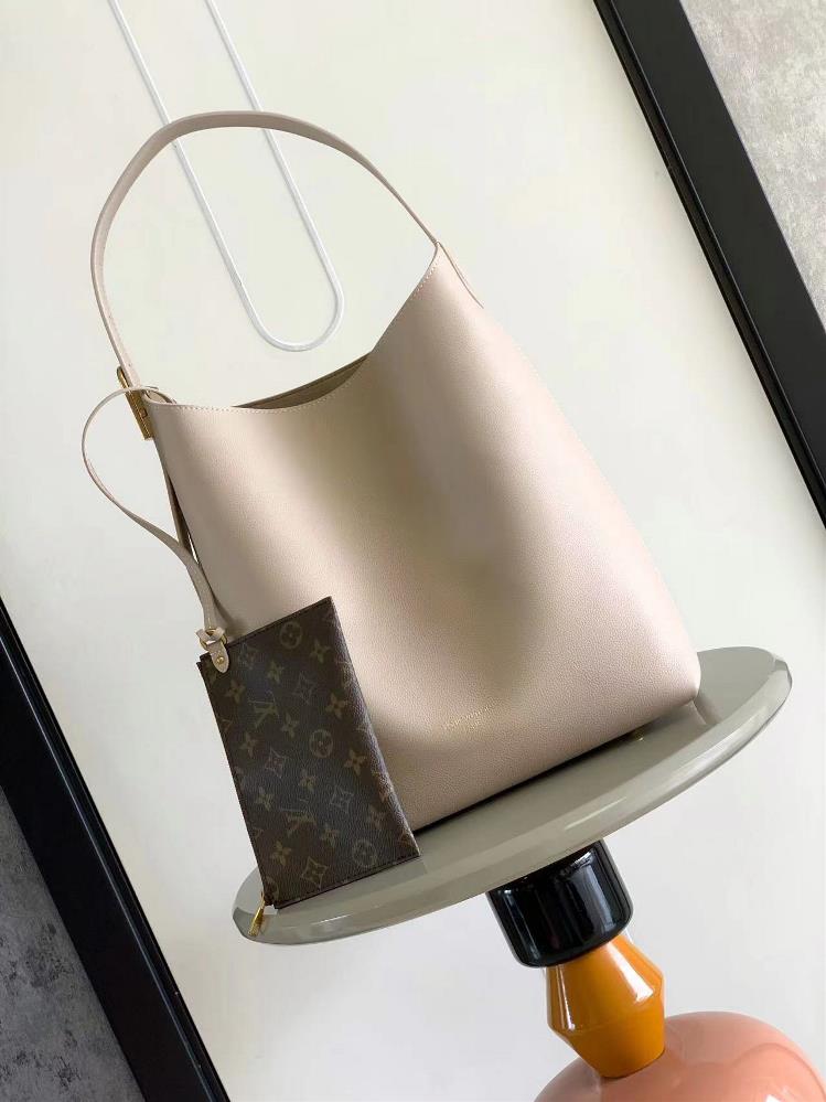 Low Key Hobo Medium Handbag m25022 WhiteUsing soft cowhide leather to outline elegant lines paired with a suede lining to release a trendy atmosphere