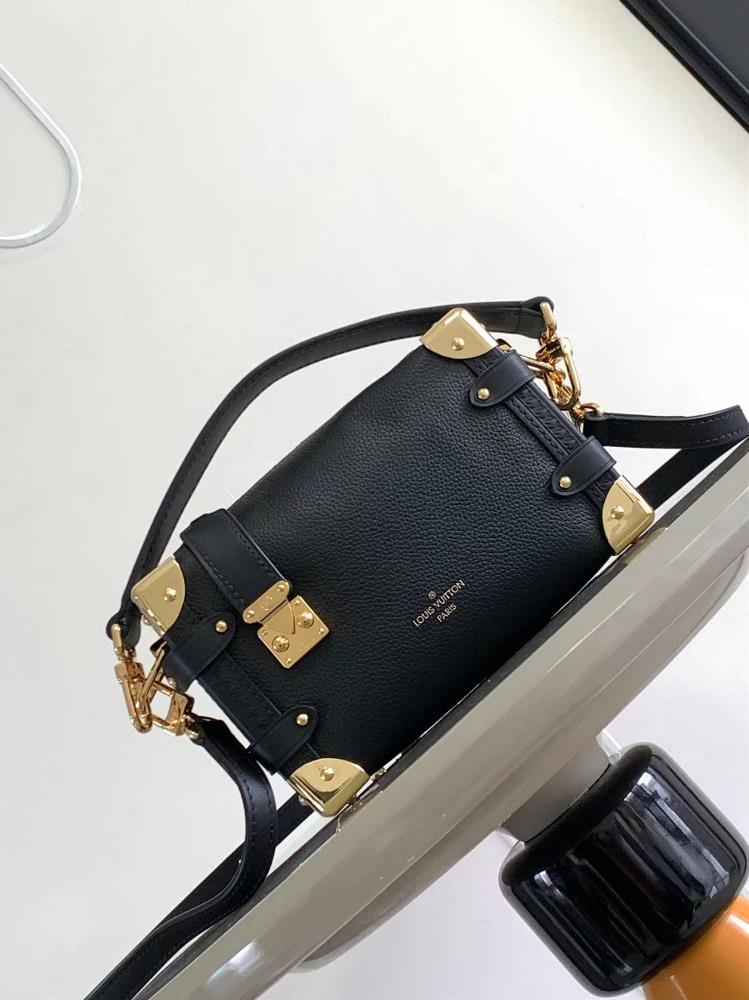 M23817 M25067This side trunk small handbag is made of grain leather paired with a lock buckle and corner showcasing the brands traditional hard box