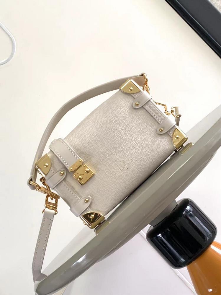 M23817 M25067This side trunk small handbag is made of grain leather paired with a lock buckle and corner showcasing the brands traditional hard box