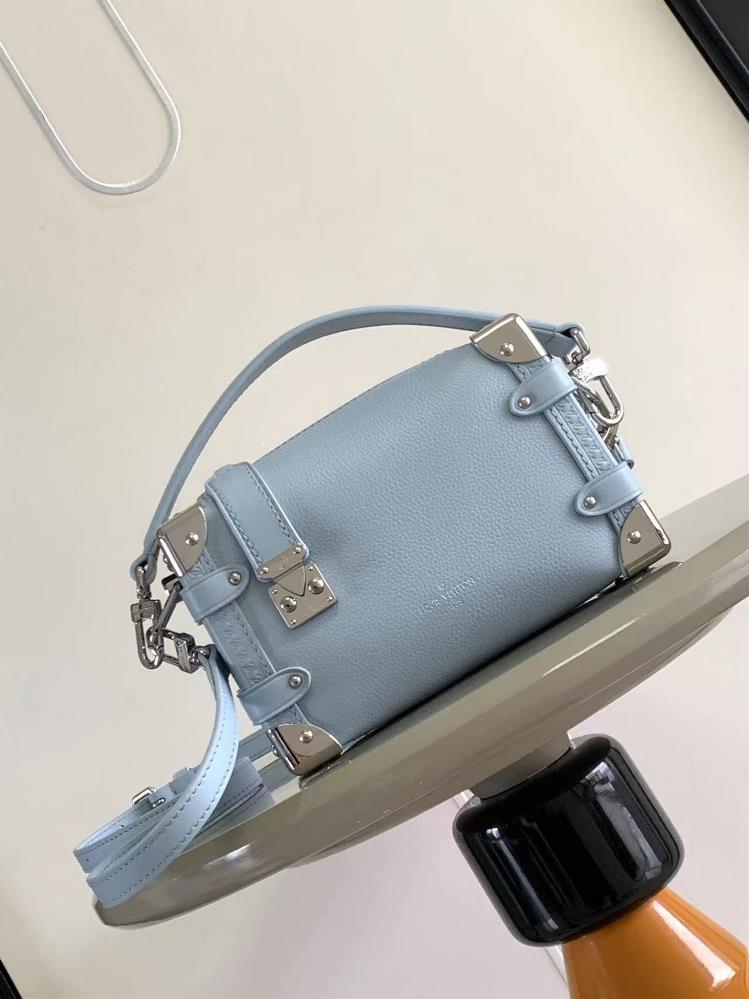 M23817 M25067This side trunk small handbag is made of grain leather paired with a lock buckle and corner showcasing the brands traditional hard box