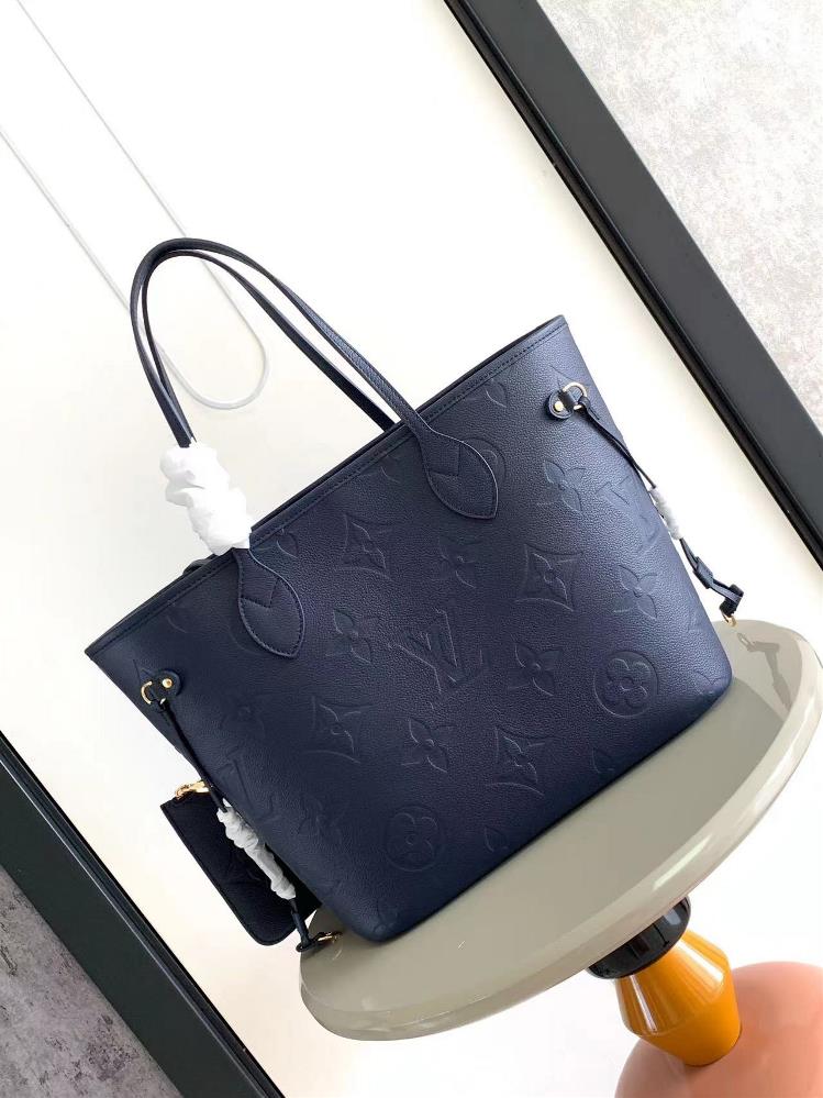 M45686 M45685 dark blueThe redesigned interior of the Neverfull Medium shopping bag features a fresh fabric lining and vintage details inspired by the