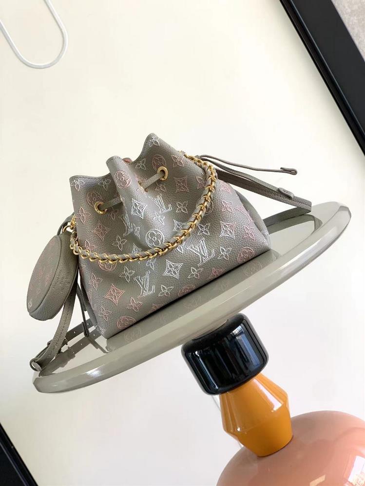 M23388 gray gradient hollow m57068This Bella bucket bag features a pendant shaped with carved cowhide leather and the subtle color gradient and light