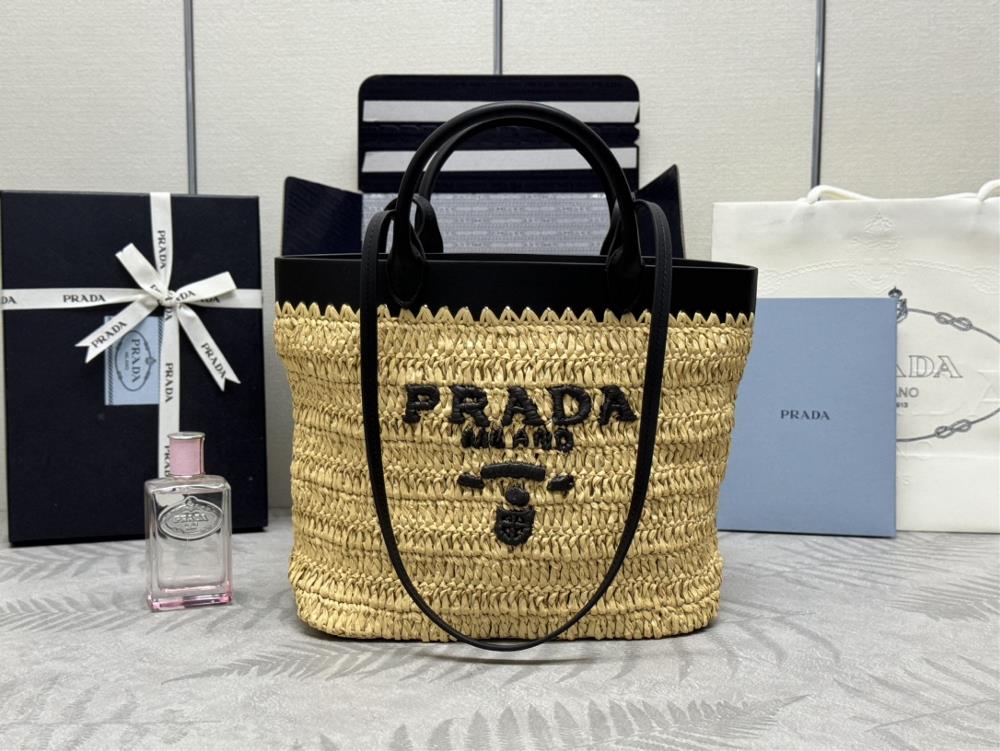 The new grass woven tote bag is 1bg500 made of small woven fabric The material is very soft and this modern and exquisite mini tote bag combines cr