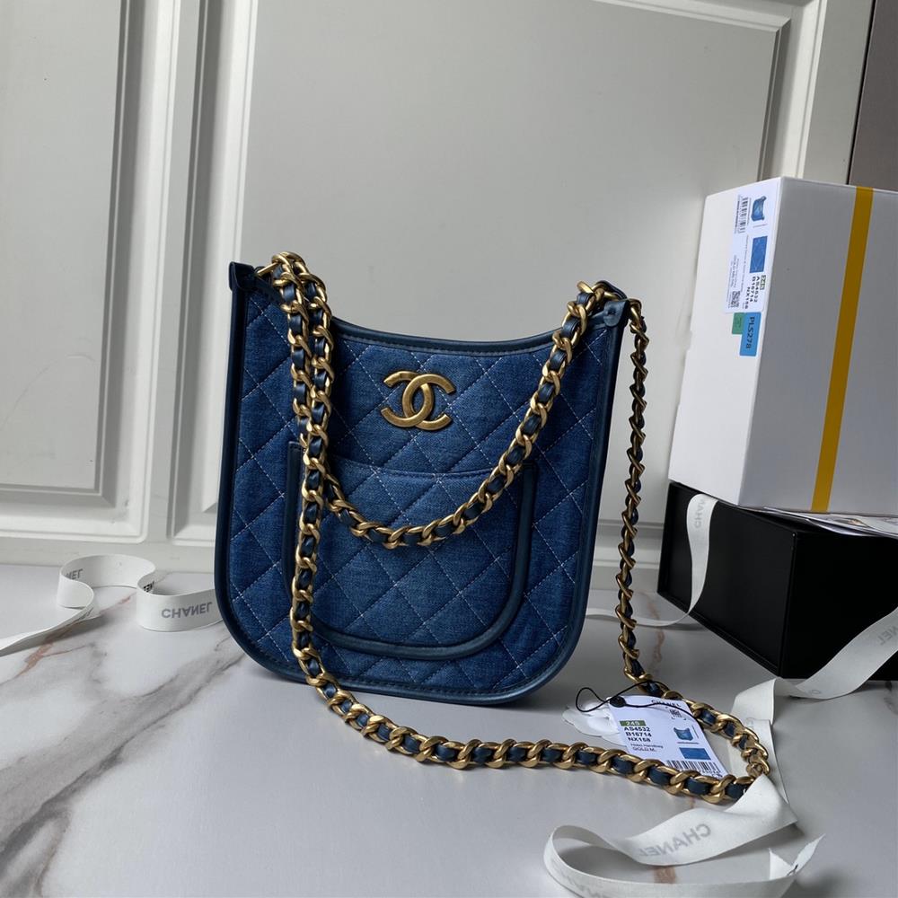The denim Chanel 24s hobo is fresh and hot and the AS4532 highend hobo style and exquisite craftsmanship are also so adorable The denim paired with
