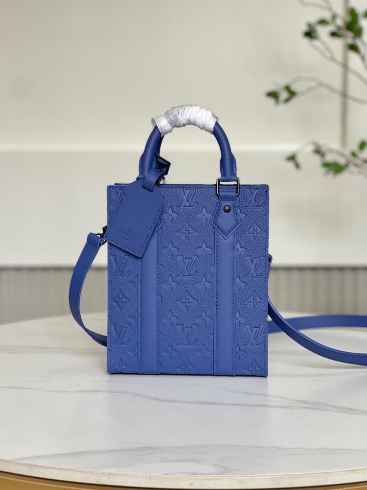 450 without packaging brand new no quality issues confirmed style no return or exchangeM46453 blue size 19x22x7cm  professional luxury fashion br