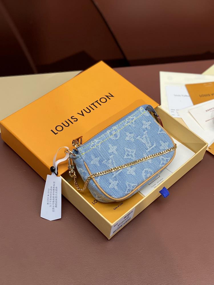 M58009 Cloth Blue This Mini Pochette Accessories handbag is made of Monogram Denim cotton fabric which is woven with Monogram patterns into the fabri