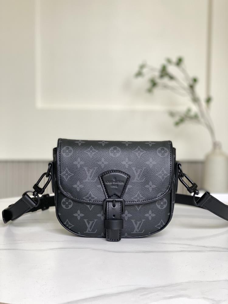 M47060 Black FlowerThis Montsouris small mailman bag is made with Monogram Macassar coated canvas to create ample space making it a great choice for