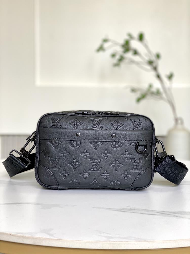 ALPHA Messenger Bag M46955 Black EmbossedThis Alpha messenger bag showcases the eyecatching fusion of Monogram canvas and Taga embossed cowhide leath