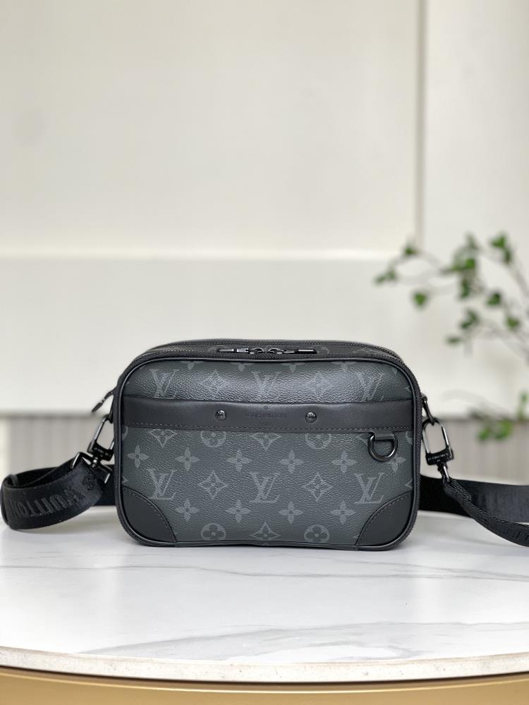 M46955 Black FlowerThis Apha messenger bag is made of Monogram Eclipse canvas and features a green and exquisite design with a scrolling brush The zi