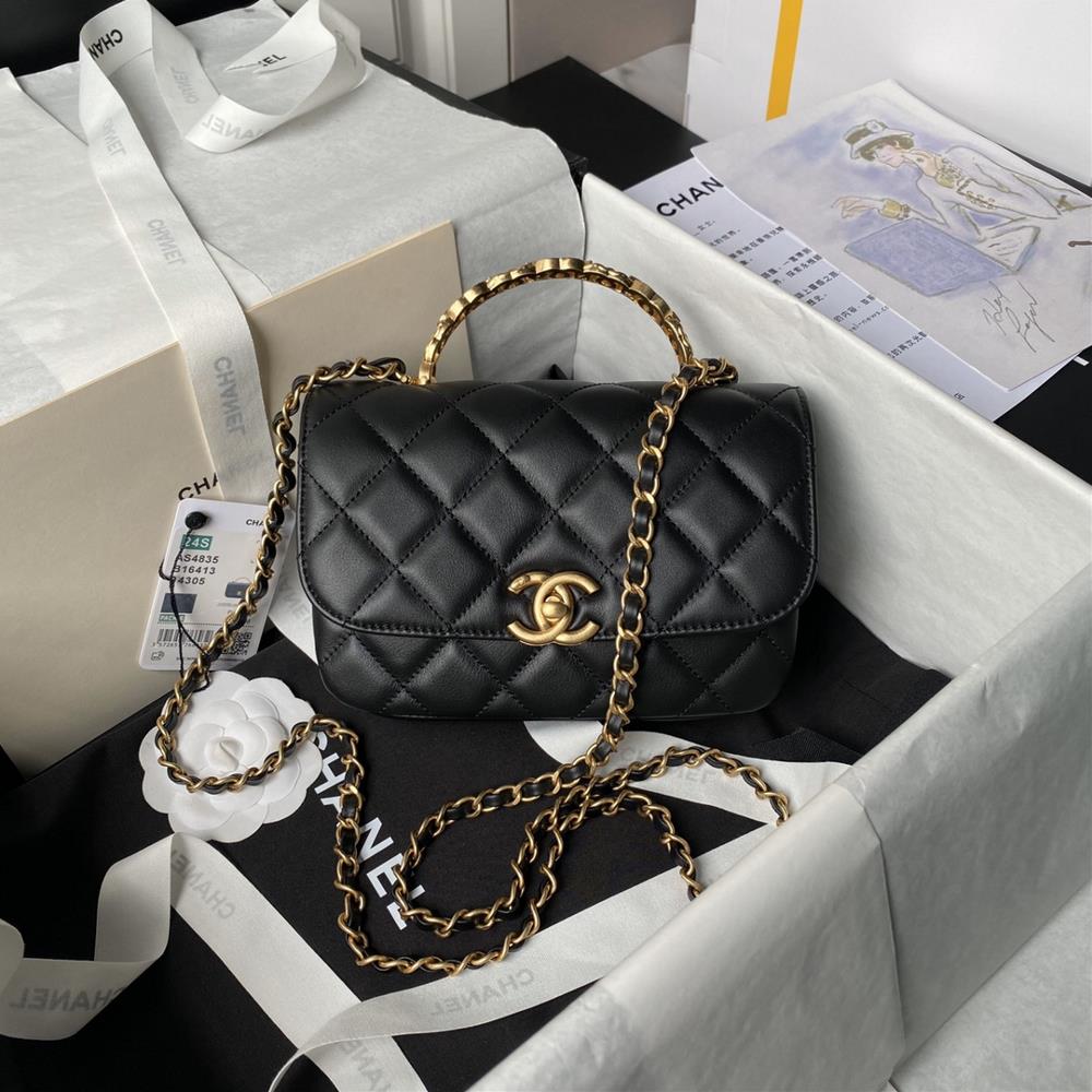 Chanel   Alphabet woven flap bag luxurious and highend AS4808The gorgeous metal woven handbag is adorned with sparkling rhinestones which is also b