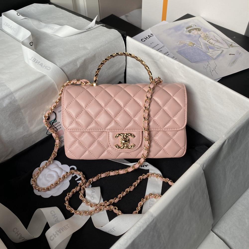 Chanel24A CF mini has such a beautiful appearance AS4924The gentle texture and elegant design exude a luxurious atmosphere The unique handle enhance