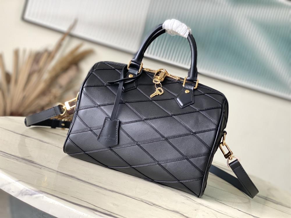 M24206 blackThis Speedy Bandoulire 25 handbag is made of soft sheepskin and features a diamond patterned texture to create a visual impact paired wit