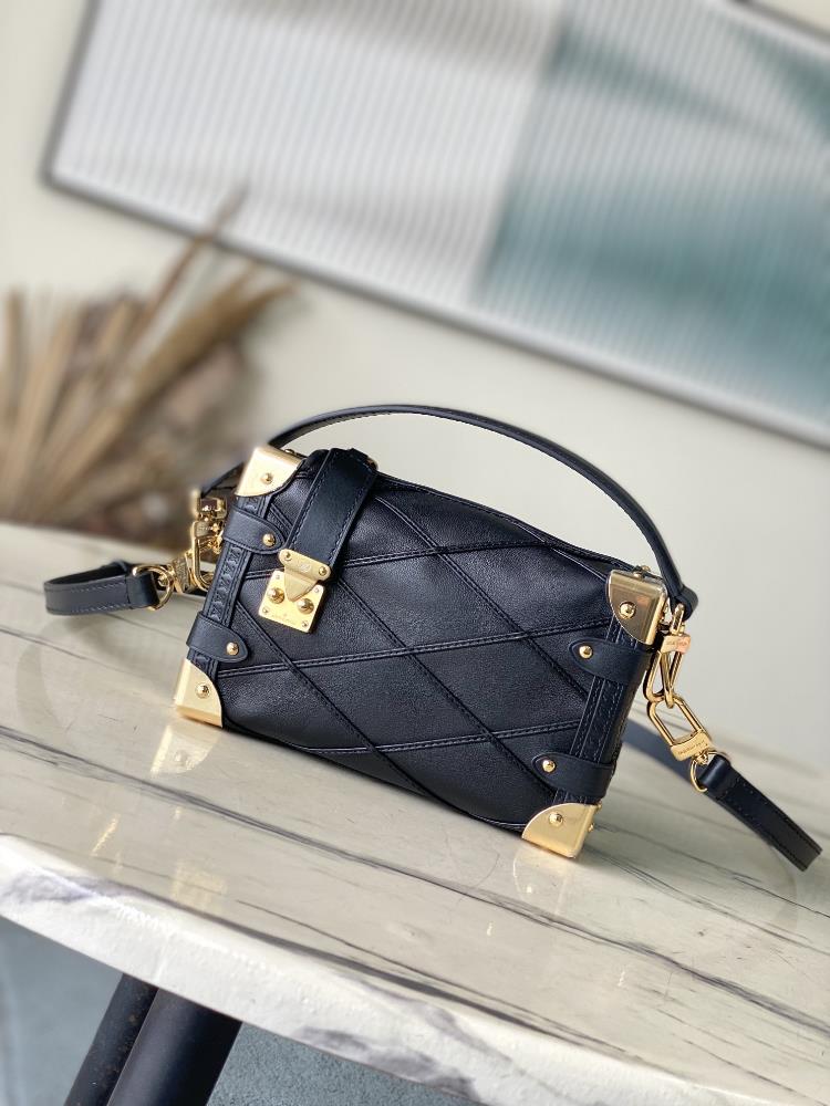 M83030 M25216 blackThis Side Trunk small handbag is based on the brands classic hard box using quilted cowhide leather to shape the box shape embel