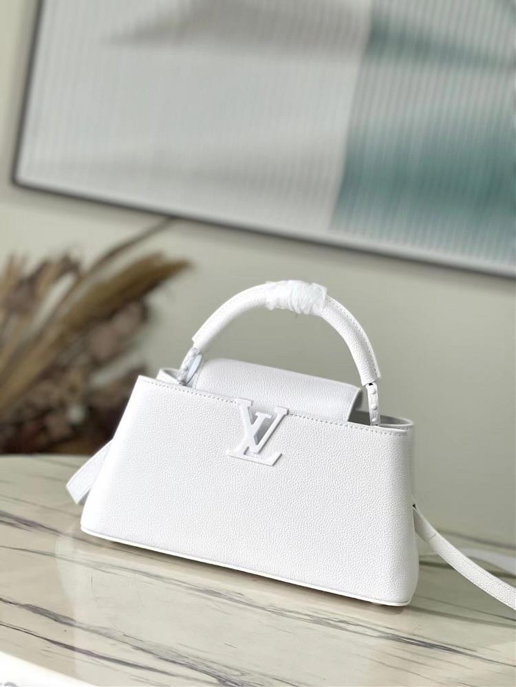 M23956   This Capuchines small handbag is made of Huamei Niu leather and light metal parts to convey a layered attitude and features a new horizontal