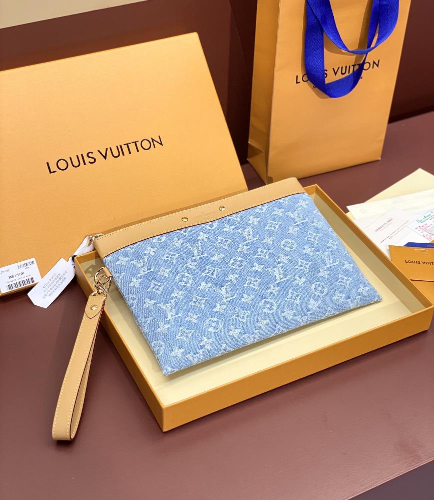 The M81569 fabric design of this Pochette ToGo handbag is based on Pharrell Williams Damier Denim 3D cotton canvas featuring the brands classic pla