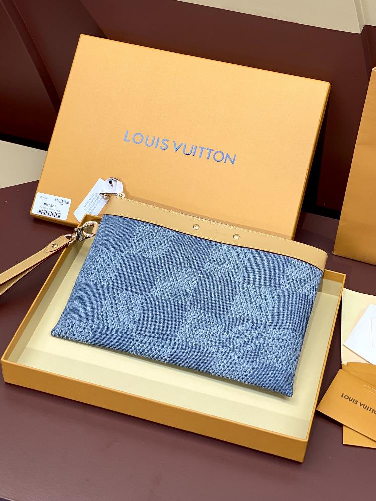 M81570 Canvas This Pochette ToGo handbag is made from Pharrell Williams Damier Denim 3D cotton canvas and features a classic plaid pattern from the b