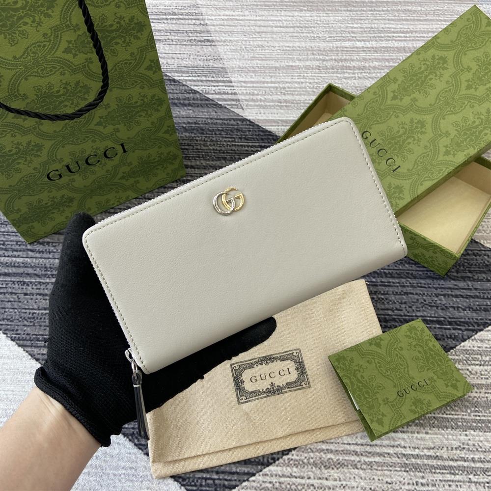 Comes with a complete set of packaging for the new GG Marmont series wallet The representative patterns of the brand are transformed into symbol el