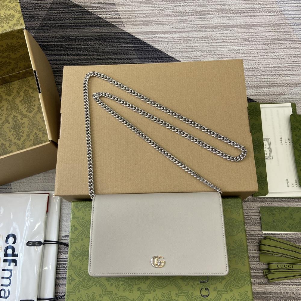 Complete set of packaging for new GG Marmont series chain walletThe representative patterns of the brand are transformed into symbol elements that a