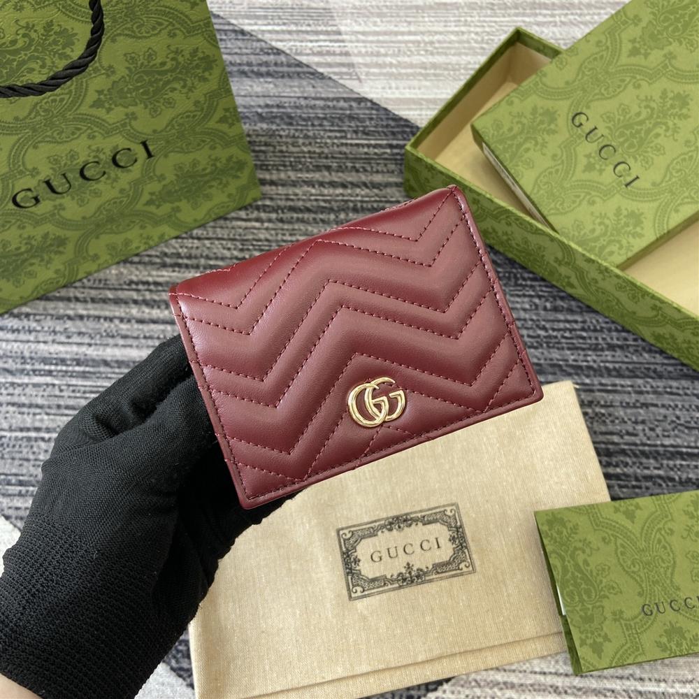 Complete set of packaging GG Marmont series quilted card bagsLike different shades of burgundy Guccis enduring design releases new styles every se