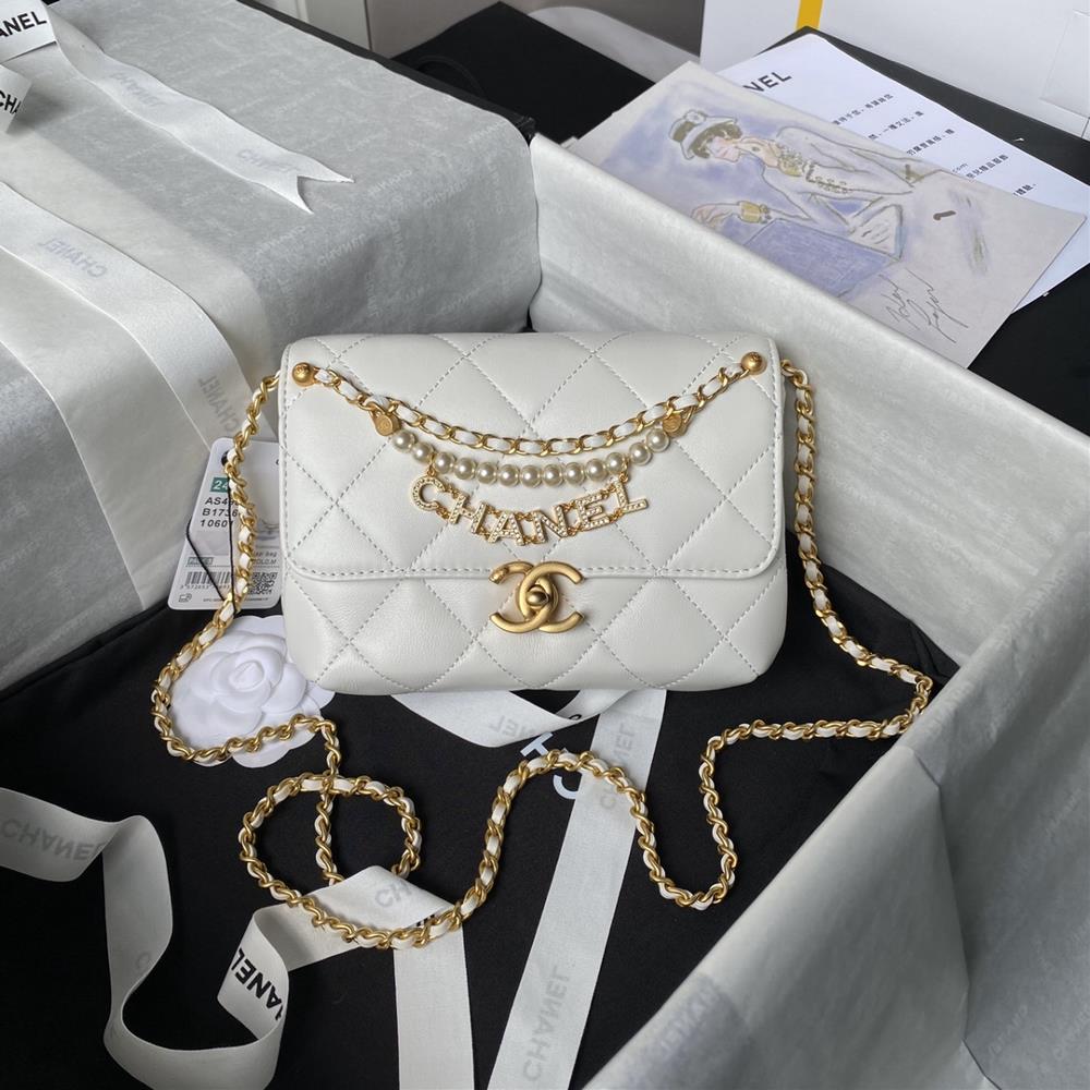 Chanel24A Handmade Visit Series AS4986Pearl chain letter pendant with sheepskin texture is great The chain design is super exquisite and each color