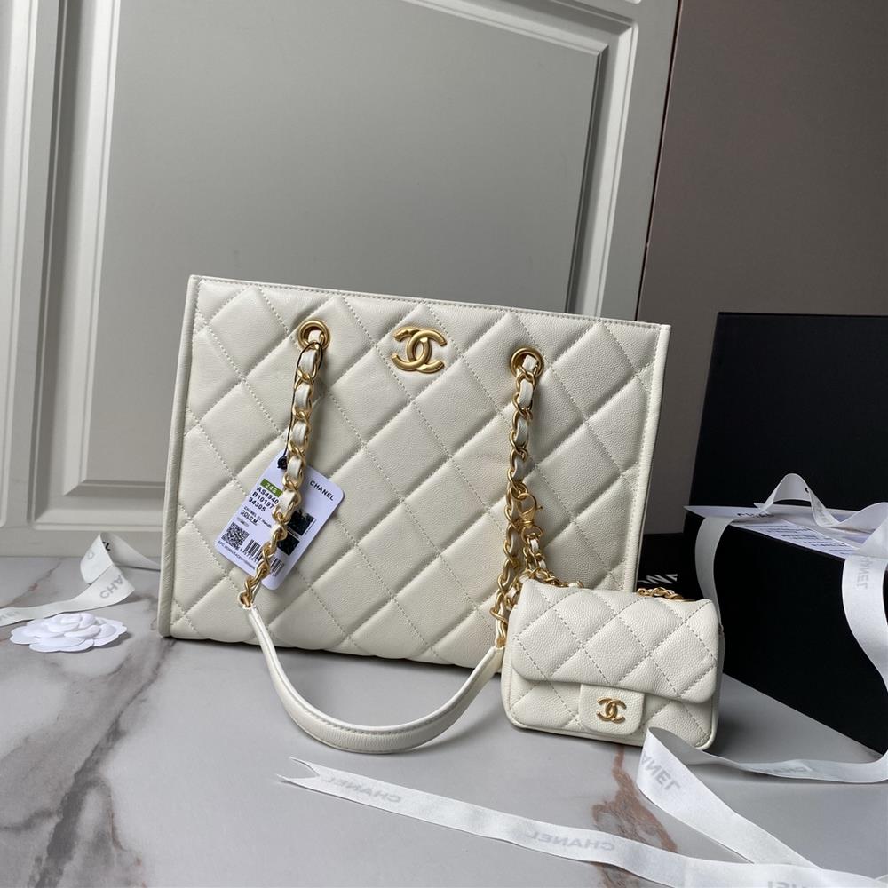 Chanel 24A shopping bag AS4940The most worthwhile style to purchase this season has a large capacityClassic chain design paired with granular calf lea