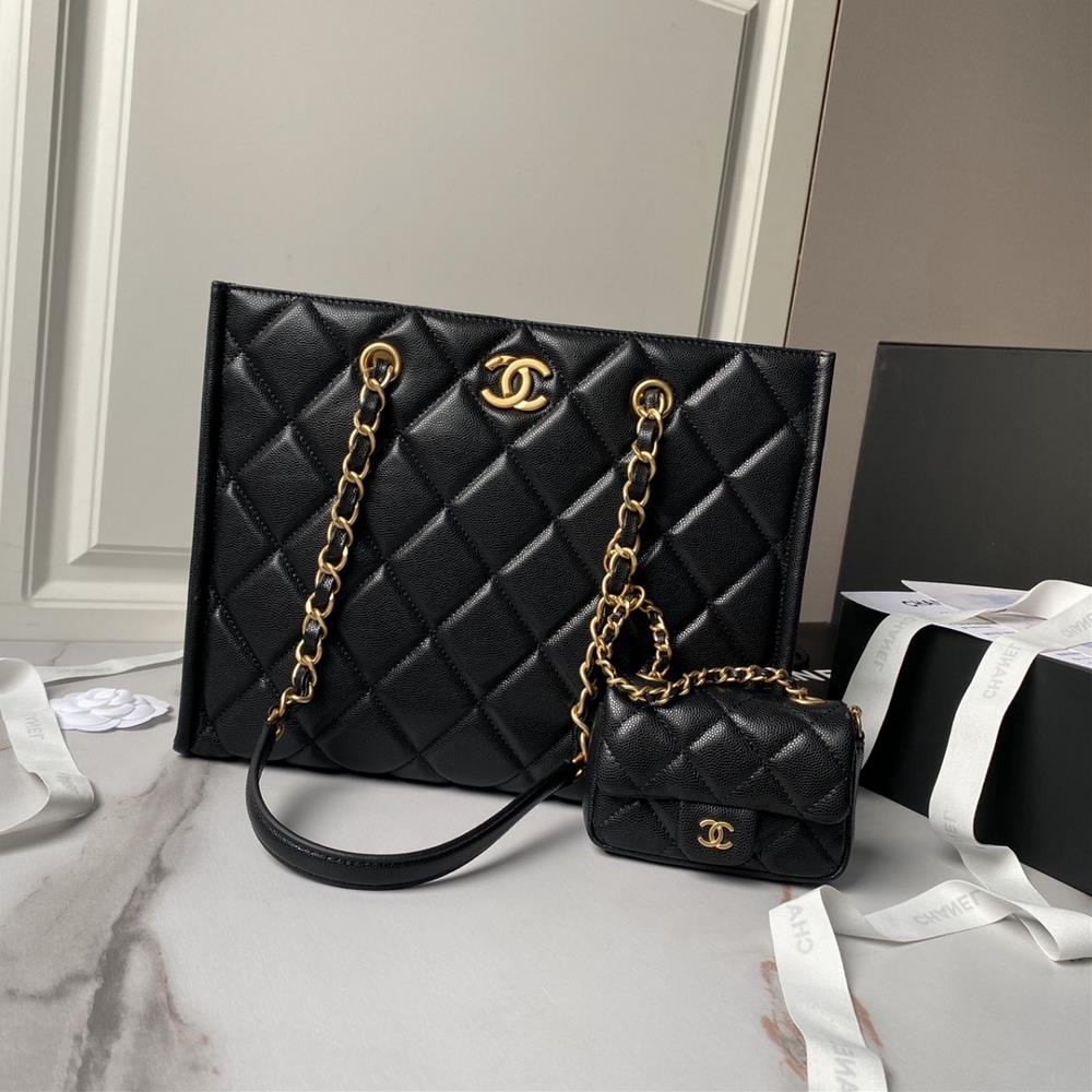 Chanel 24A shopping bag AS4940The most worthwhile style to purchase this season has a large capacityClassic chain design paired with granular calf lea