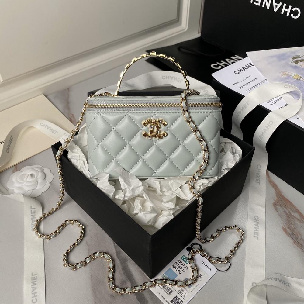 Chanel 24p rhinestone handle Ap3799 makeup bag is so beautifulThe handle and double Cbuckle are made of rhinestones and a letter logo making them ex