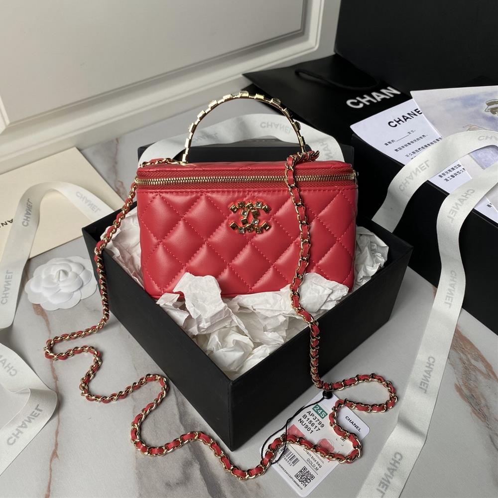 Chanel 24p rhinestone handle Ap3799 makeup bag is so beautifulThe handle and double Cbuckle are made of rhinestones and a letter logo making them ex