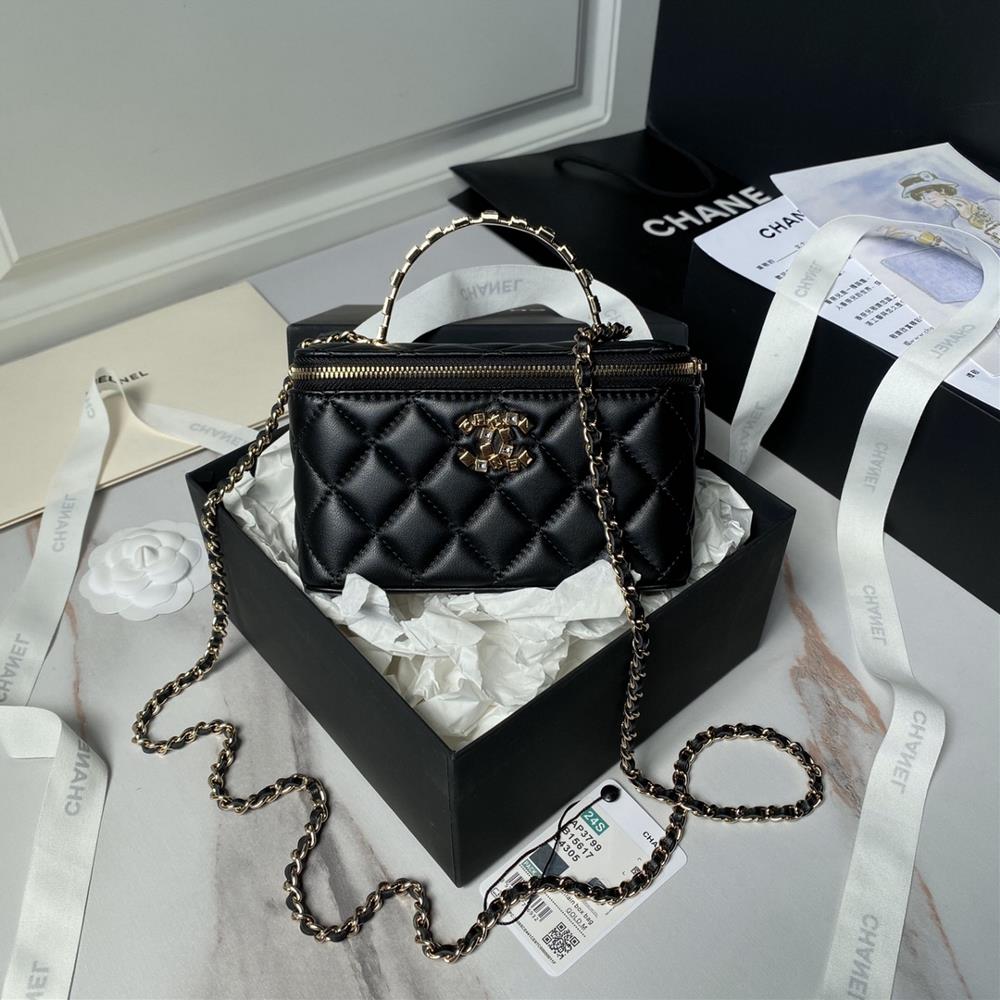 Chanel 24p rhinestone handle Ap3799 makeup bag is so beautifulThe handle and double Cbuckle are made of rhinestones and a letter logo making them ex