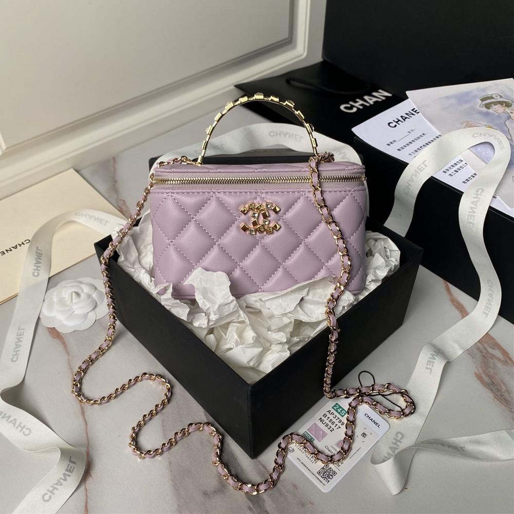 Chanel 24p rhinestone handle Ap3799 makeup bag is so beautifulThe handle and double Cbuckle are made of rhinestones and a letter logo making them ex