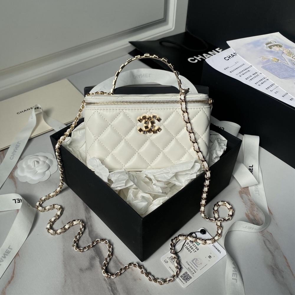 Chanel 24p rhinestone handle Ap3799 makeup bag is so beautifulThe handle and double Cbuckle are made of rhinestones and a letter logo making them ex