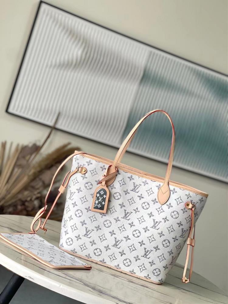 M24905 whiteNeverfull MM handbagThis spacious Neverfull MM is part of the Navigation Capsule featuring colorful LV and Monogram Blossoms Sixty six c